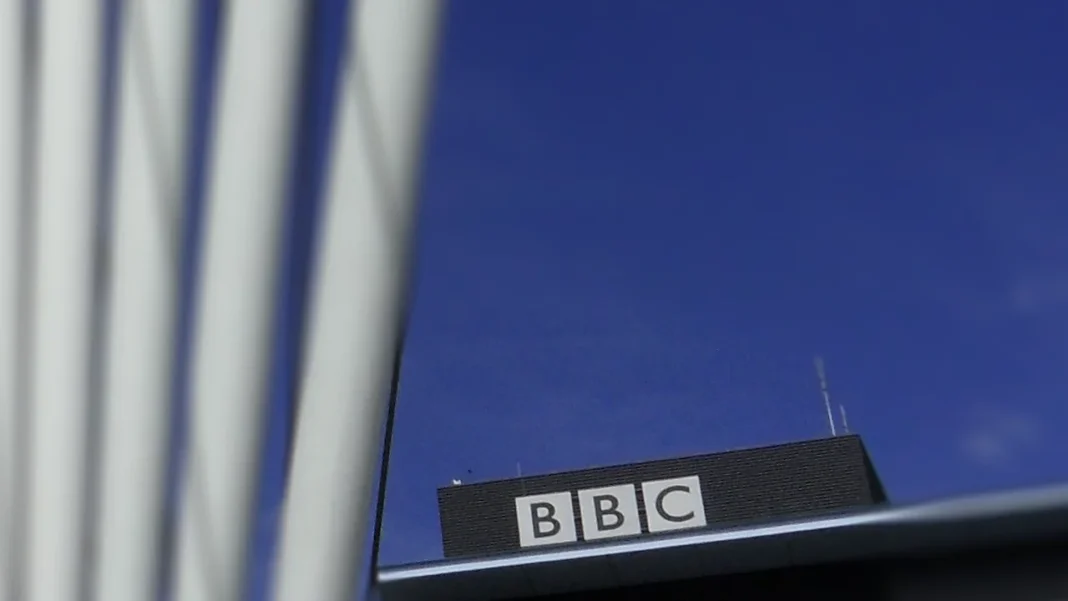 BBC nennt Weiße Parasiten, bezeichnet Juden als Nazis