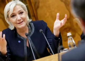 Marine Le Pen führend im Wettlauf um Macrons Nachfolge Marine Le Pen führend im Wettlauf um Macrons Nachfolge